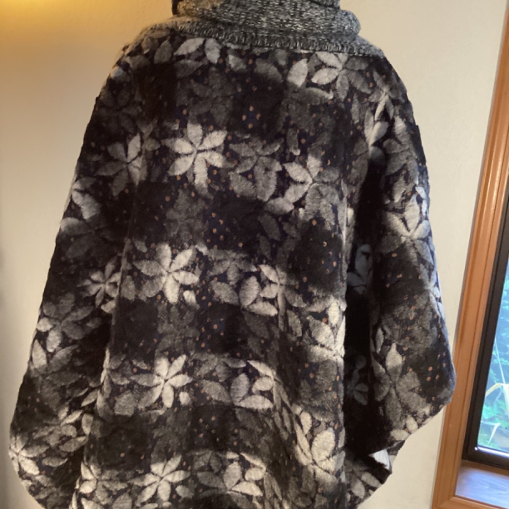 Wool Design Poncho - Picture 2 of 7